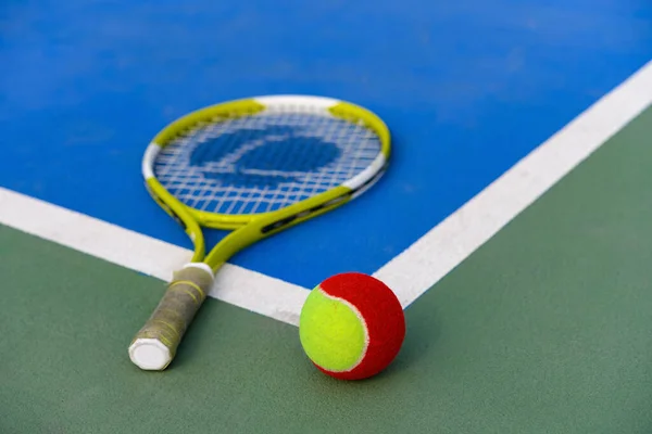 Pelota Tenis Raqueta Una Cancha Aire Libre —  Fotos de Stock