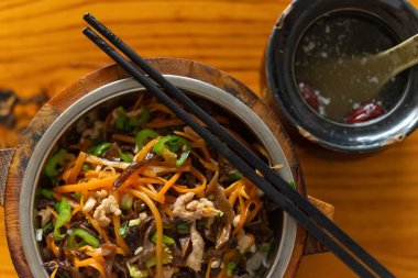 Domuz eti ve mantar dilimleri, pirinç ve çorbalı havuç.