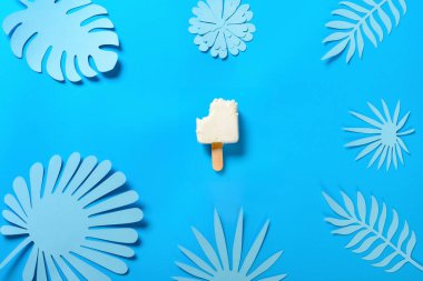 Üst manzara, yarı pişmiş peynir aromalı buzlu dondurma, son parça mavi, el yapımı çiçek ve yapraklı.