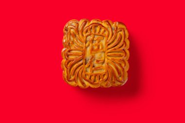 Çinlilerin İngilizce 'ye çevirisi - 5 çekirdek görünümlü geleneksel ay çöreği üzerinde kırmızı logo ya da ticari marka yok