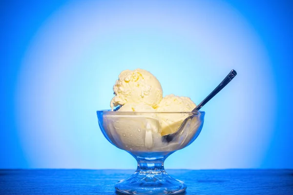 Hintergrundbeleuchtete Tasse Eis Und Eiswürfel Auf Blauem Hintergrund — Stockfoto