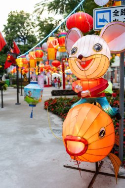 ZHONGSHAN ÇİN-EKİM 1 Ekim 2020: Çin Sonbahar Festivali 'ni ve 1 Ekim 2020' deki Ulusal Günü 'nü kutlamak için sokaklarda sallanan fenerler.