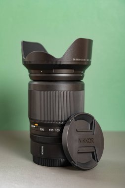 ZHONGSHAN GUANGDONG Çin-6 Ekim 2020: Z Mount Nikkor Z 24-200 MM f4-6.3 vr ve başlık dikey bileşimi Nikon kamera lensi.