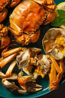 Yengeç yumurtası ve eti gösteren bir açık yengeç.