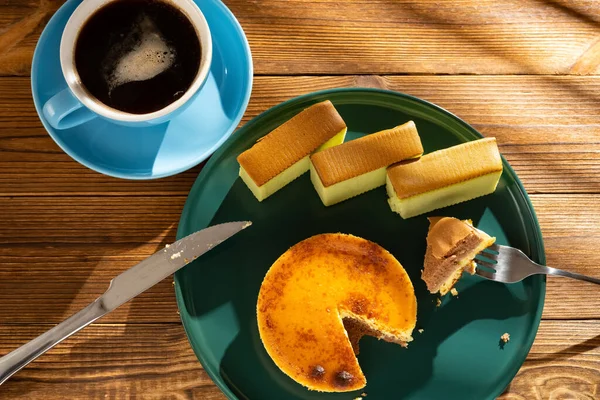 Bir Parça Peynirli Kek Yemek Arka Planda Bir Fincan Kahve — Stok fotoğraf