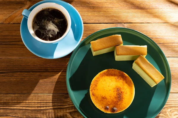 Üst Manzara Peynirli Kek Arka Planda Bir Fincan Kahve Güneşli — Stok fotoğraf