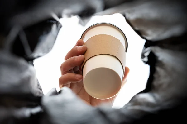 Gooien Van Een Kopje Koffie Naar Een Rabbijn Bin Concept — Stockfoto