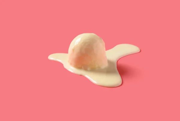 Pembe Arka Planda Erime Sürecinde Vanilya Aromalı Dondurma Topu — Stok fotoğraf