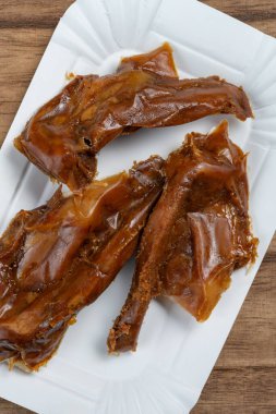 Üst görünüm ördek boyun aperatifleri veya dikey kompozisyonda ördek köprücük kemikleri