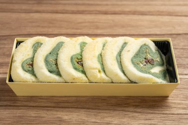 Yatay kompozisyonda yeşil çay ve mung fasulyesinden yapılmış tatlı ekmekler.