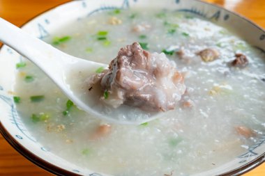 Açı görüşlü tuzlanmış domuz pirzolası.