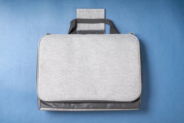 Üst manzara katlanmış büyük gri yemek paketi taşıyıcısı