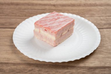 Açı görüşlü çilekli kek