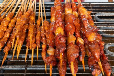 Yatay kompozisyonda ızgara kuzu şiş.