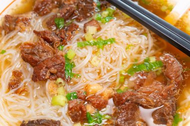 yatay kompozisyonda guilin pirinçli erişteli domuz sakatatı.