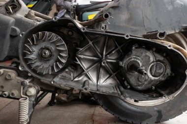 Varyant ve debriyaj montajını bakım ya da teftiş için sürücü kayışı çıkarılmış olarak gösteren açık motorlu bir CVT sistemi