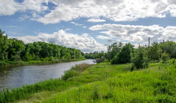 Paisaje Verano Pradera Cielo Ante Lluvia Junto Río — Foto de Stock