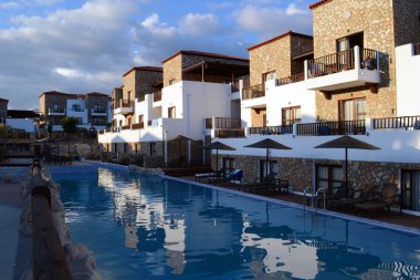 Mavi havuz kenarında evler. Mavi gökyüzü.