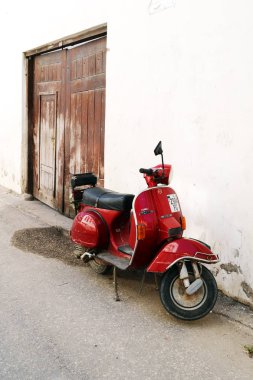 Evin yakınında sokakta kırmızı motosiklet