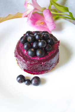 Siyah frenk üzümü kırmızı tatlı