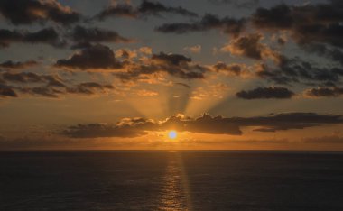 Güzel gün batımı manzarası Karayip Adası St. Vincent üzerinden