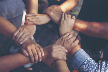Takım iş kavramı: Grup çeşitli eller birlikte çapraz işleme doğada gençlerin