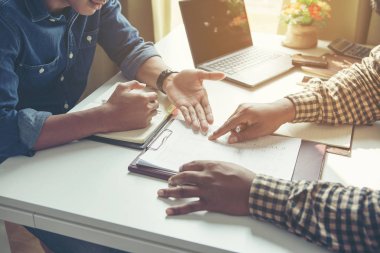 İş ortakları toplantıda belge ve fikirleri tartışıyor