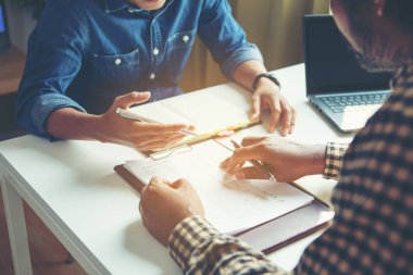 İş adamları mali rakamlar şirket çalışmalarında ilerleme ifade eden analiz