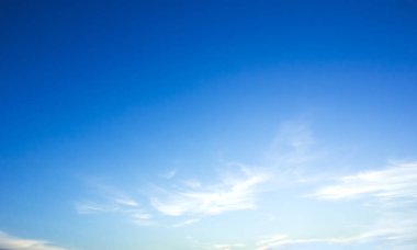 Beyaz bulut gün, mavi gökyüzü arka plan özetini güzel mavi gökyüzü