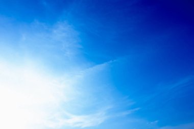 Beyaz bulut gün, mavi gökyüzü ve güneş arka plan Özet güzel ile güneş ve mavi gökyüzü