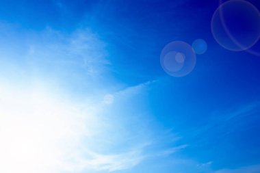 Beyaz bulut gün, mavi gökyüzü ve güneş arka plan Özet güzel ile güneş ve mavi gökyüzü