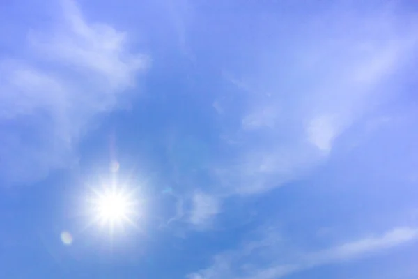 当日は 青空と太陽の背景の美しい白い雲と太陽と青空 — ストック写真