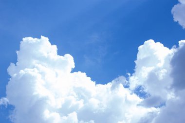 bulut ve mavi gökyüzü, bulut ve güneş ışığı parlıyor