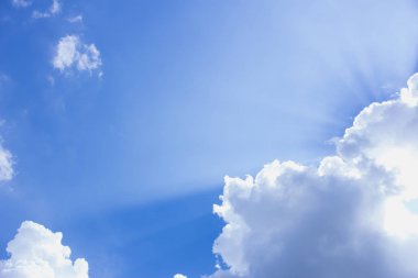 bulut ve mavi gökyüzü, bulut ve güneş ışığı parlıyor