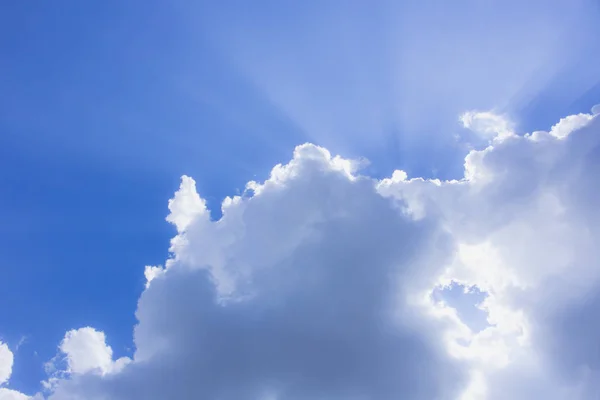 Bulut Mavi Gökyüzü Bulut Güneş Işığı Parlıyor — Stok fotoğraf