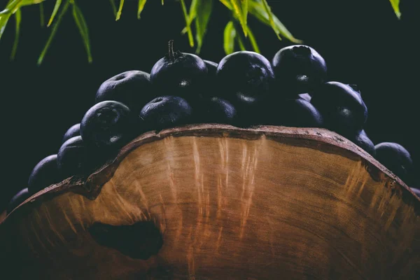 ブルーベリー ブルーベリーは 白または黒の背景に緑の葉の健康食品 — ストック写真