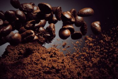 Kahve ve fasulye Arabica% 100 kahve kavrulmuş arka plan