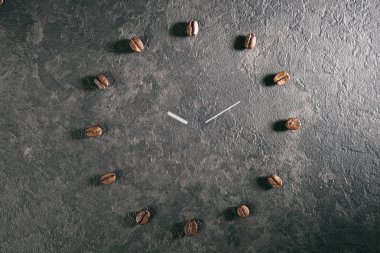 closeup Yakın çekim Kahve çekirdekleri fasulye% 100 Arabica taş renkli masa yüzeyi arka plan üzerinde Makro