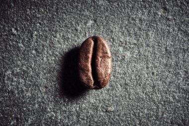 closeup Yakın çekim Kahve çekirdekleri fasulye% 100 Arabica taş renkli masa yüzeyi arka plan üzerinde Makro