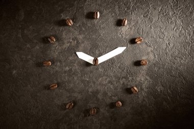 closeup Yakın çekim Kahve çekirdekleri fasulye% 100 Arabica taş renkli masa yüzeyi arka plan üzerinde Makro