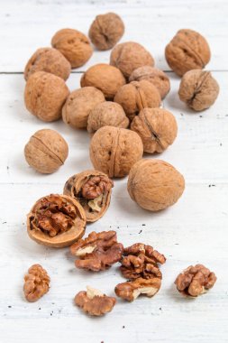 hafif ahşap zemin üzerine ceviz