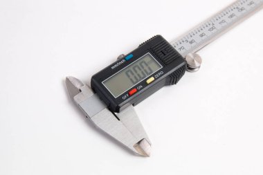 Beyaz arka plan üzerinde elektronik dijital kumpas