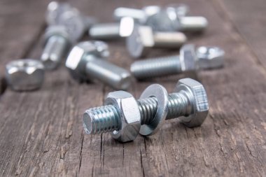 Bolt, waher ve fındık ahşap arka plan üzerinde