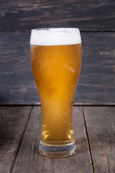 Пиво Стакане Темном Деревянном Столе — стоковое фото