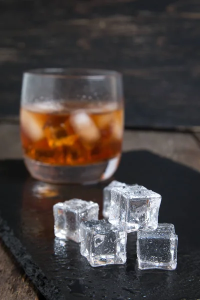 Whisky Mit Eis Auf Holztisch — Stockfoto