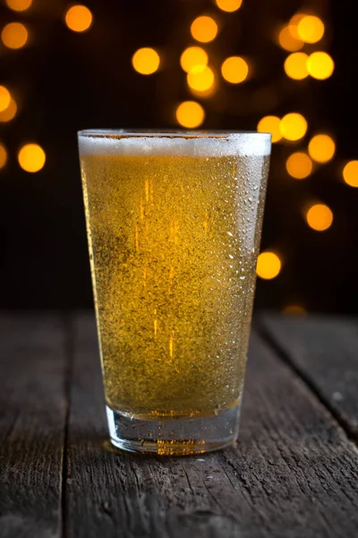 koyu ahşap masa üzerinde bir bardak fıçı bira Lager