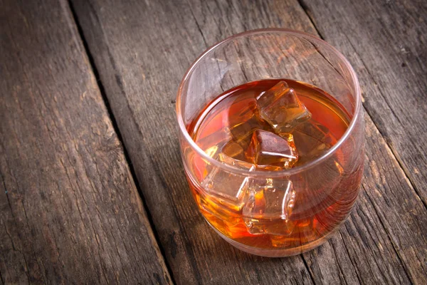 Whisky Mit Eis Auf Holztisch — Stockfoto