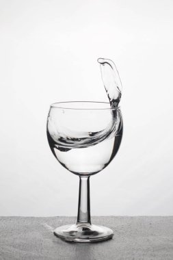 bir bardak su sıçramalarına ile su