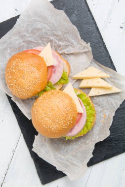 Jambon, peynir, domates ve marul ile baget sandviç