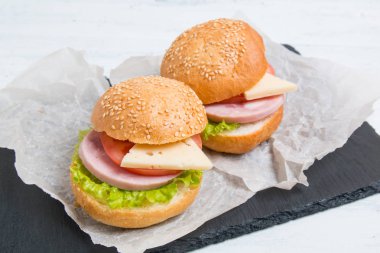 Jambon, peynir, domates ve marul ile baget sandviç